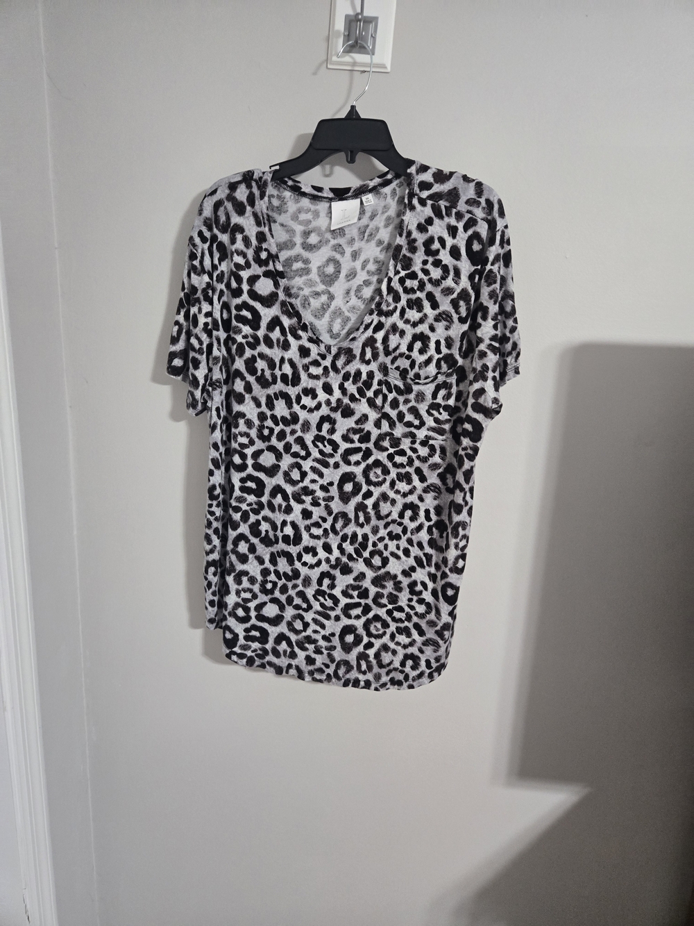 Leopard Print V-Neck Short Sleeve Tee - Black & White